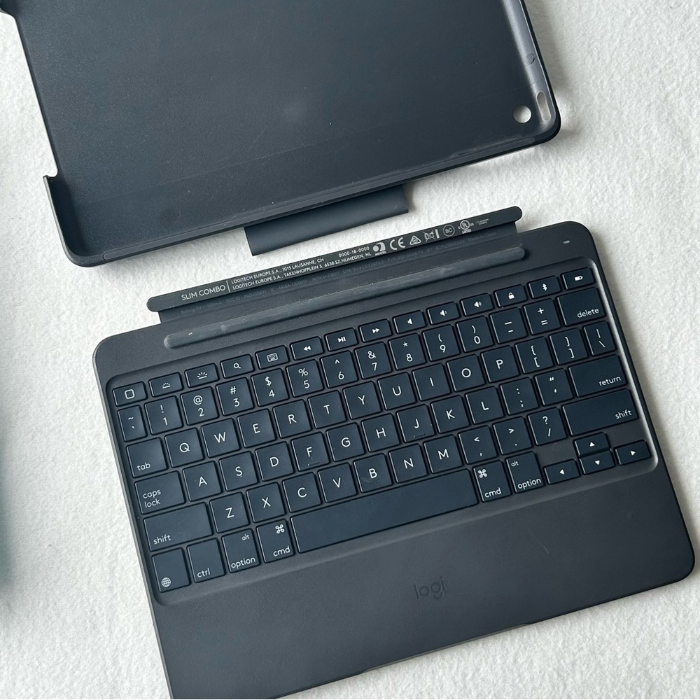 Logitech Slim Combo Keyboard Case for iPad - Black - Picture 3 of 6